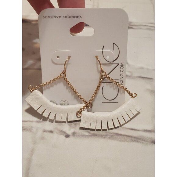 Nwt Icing Dangle White Faux Leather Fringe Earrings Hook Back Pierced Ears - Picture 1 of 1